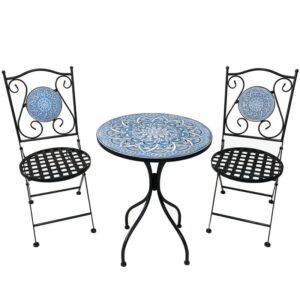 Vista del conjunto de mesa y dos silla con porcelana azul